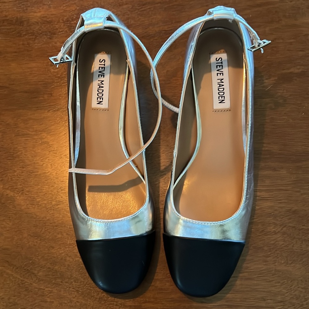 Steve Madden Eli pump. Size 8.5. NWOT. Silver shoe with black toe box. - Picture 3 of 6